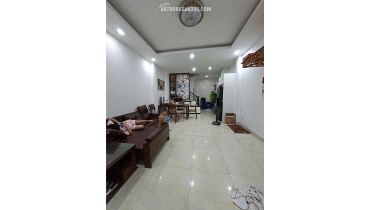 Cô Lan cán bộ về hưu gửi bán nhà trung tâm Thạch Bàn, Long Biên dưới 6.6 tỷ. DT 40m2